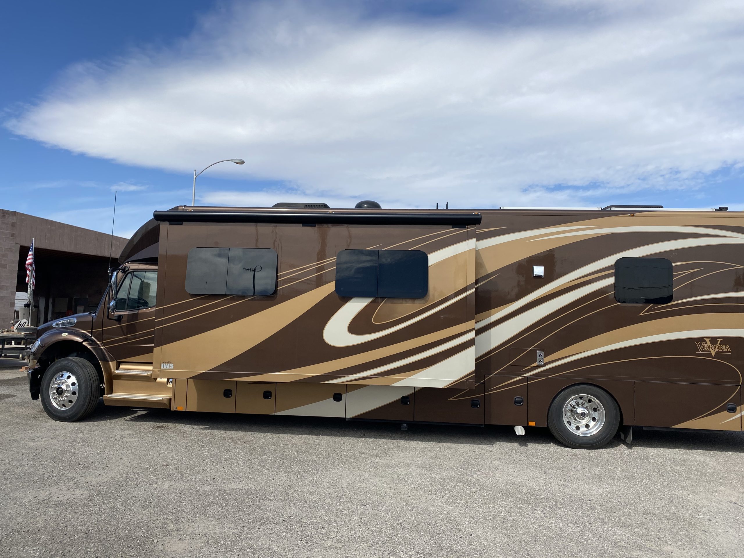 2017 RV Renegade Verona 40VRB (Class C motorhome) Str8Up Toy Trader