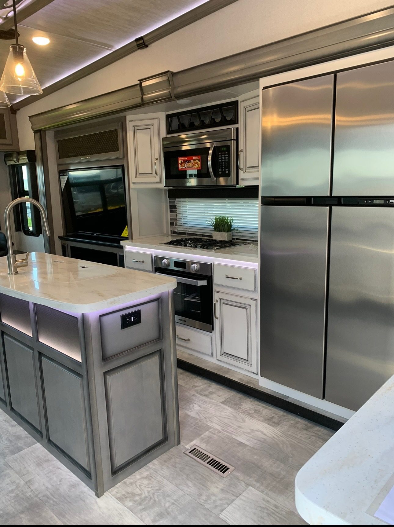 2020 Keystone Montana Legacy 3121RL Str8Up Toy Trader