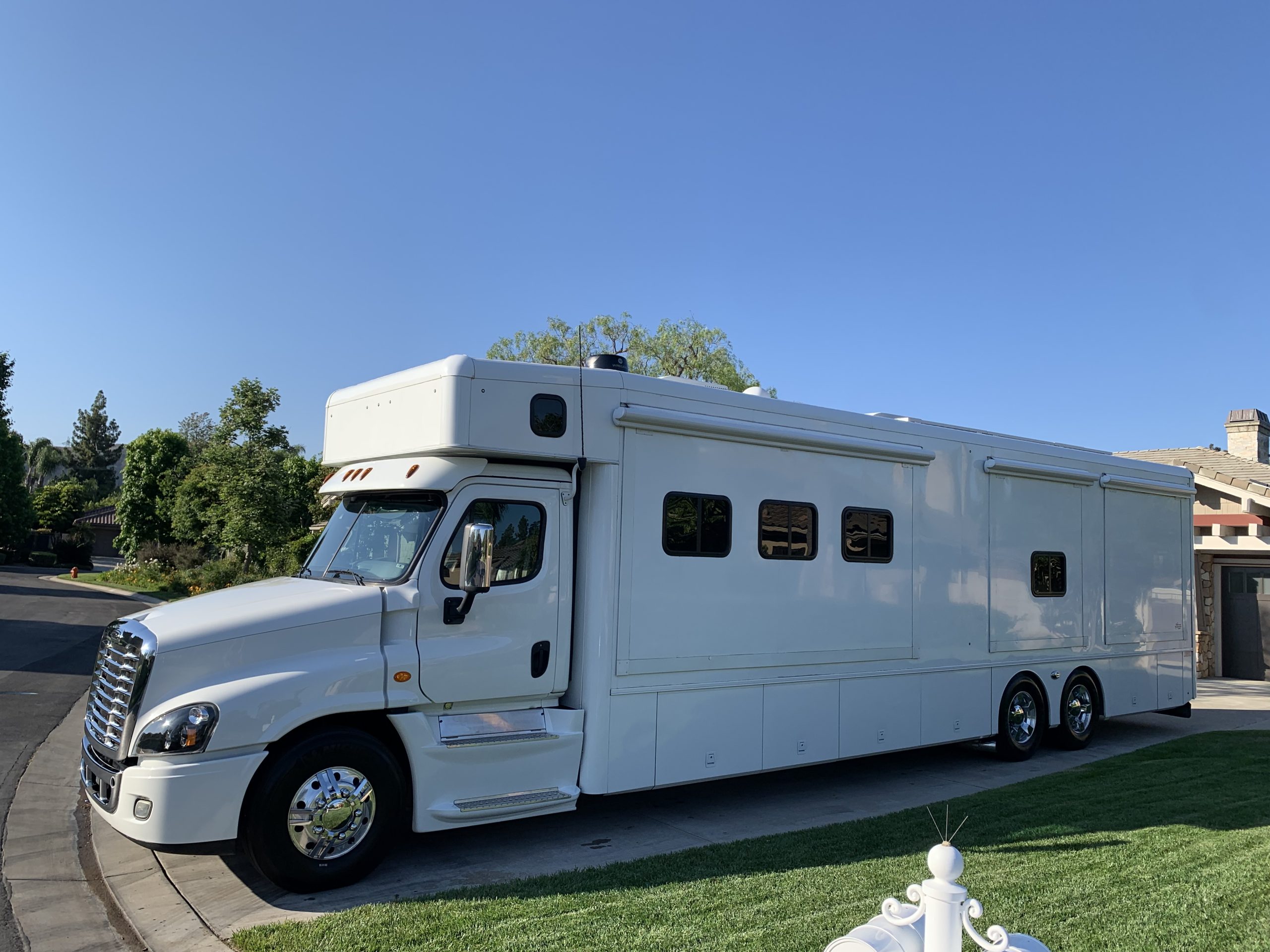 2020 ShowHauler Luxury Coach – Str8Up Toy Trader