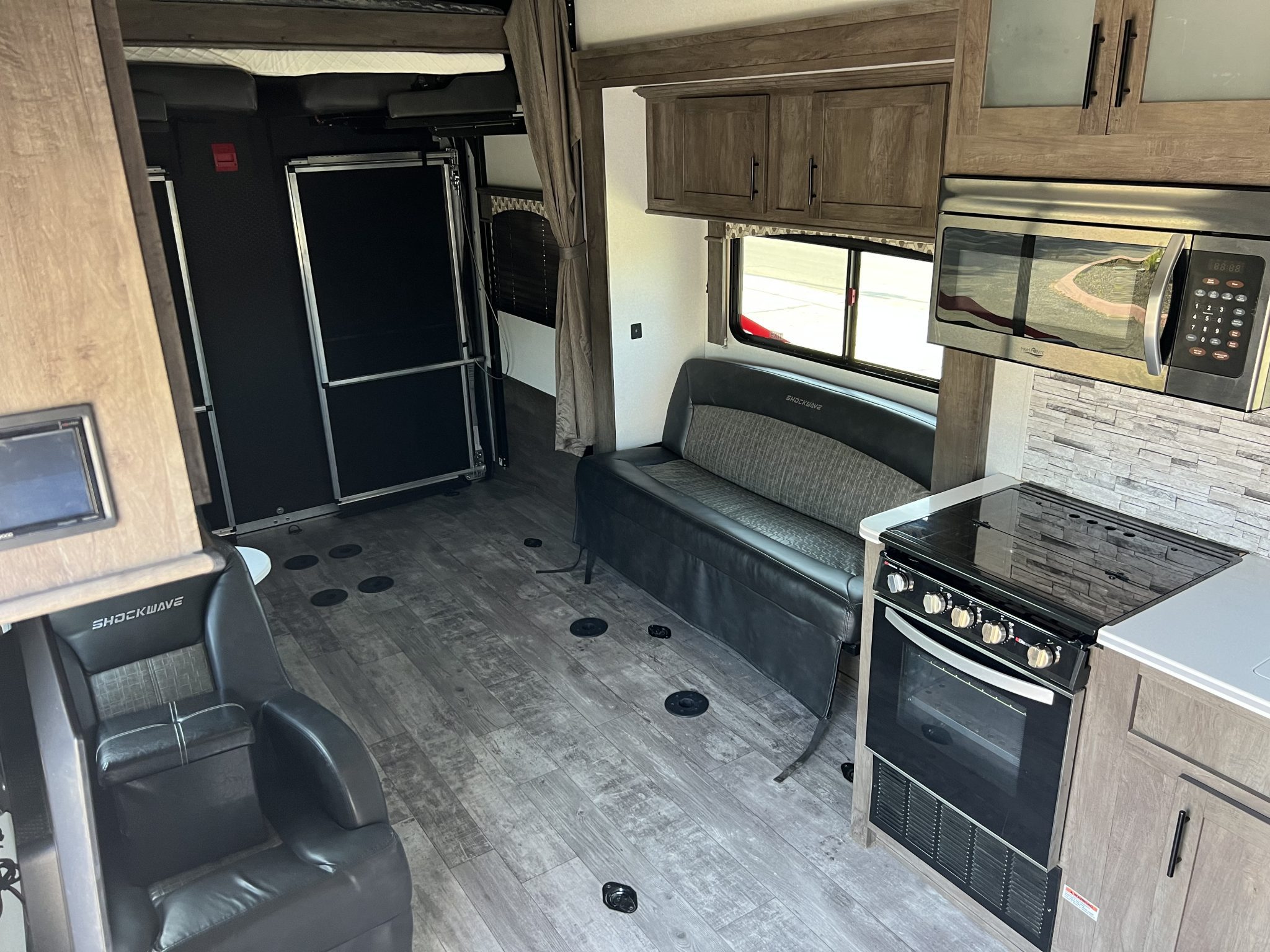 2020 Shockwave 5th wheel toyhauler Str8Up Toy Trader