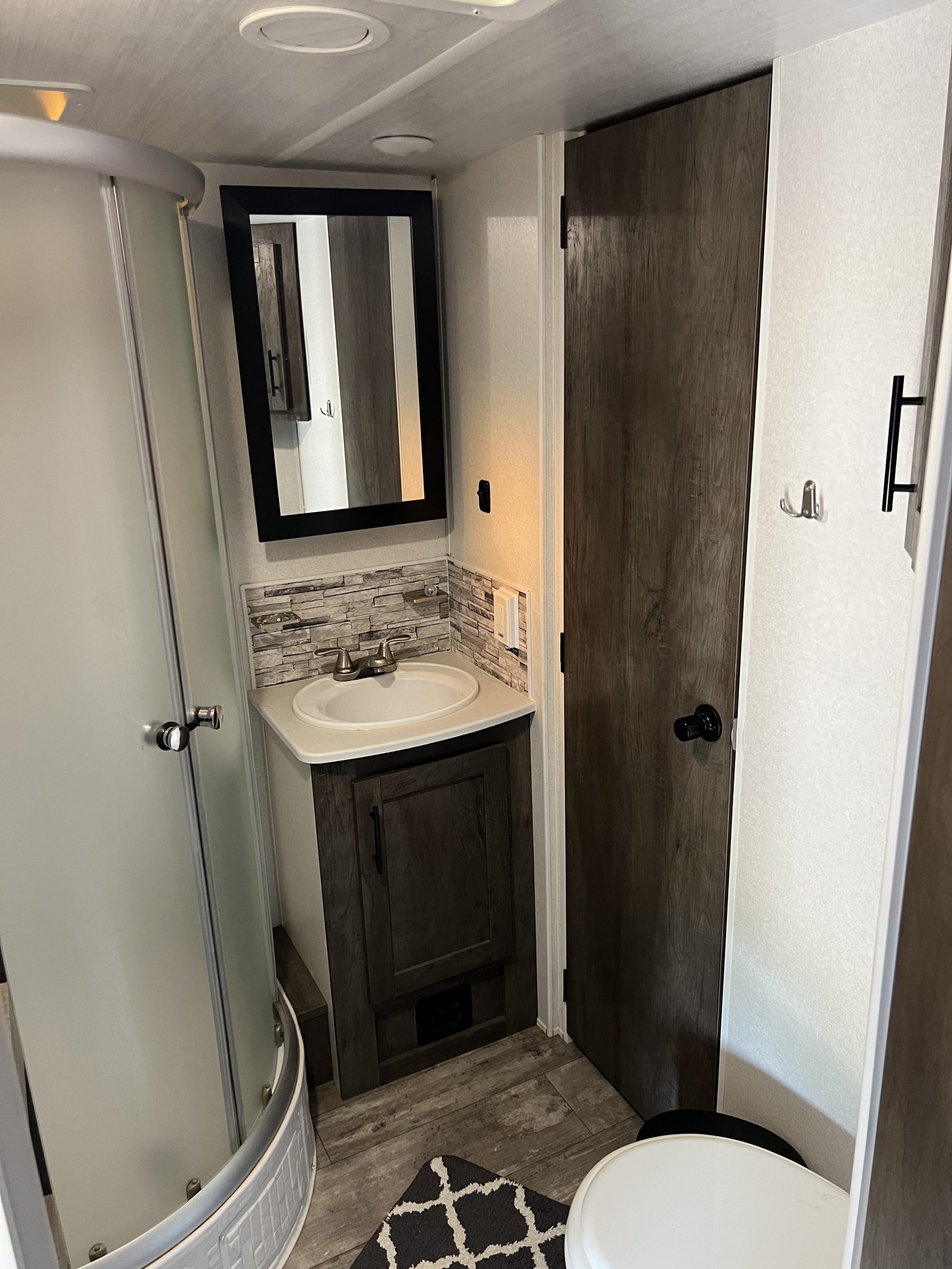 2020 Shockwave 5th wheel toyhauler Str8Up Toy Trader