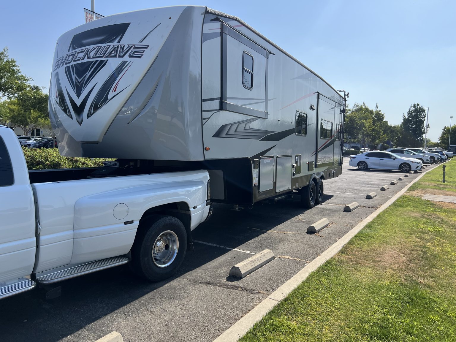 2020 Shockwave 5th wheel toyhauler Str8Up Toy Trader