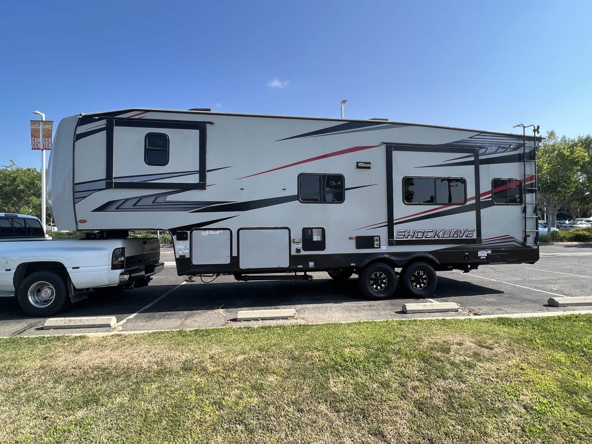 2020 Shockwave 5th wheel toyhauler Str8Up Toy Trader