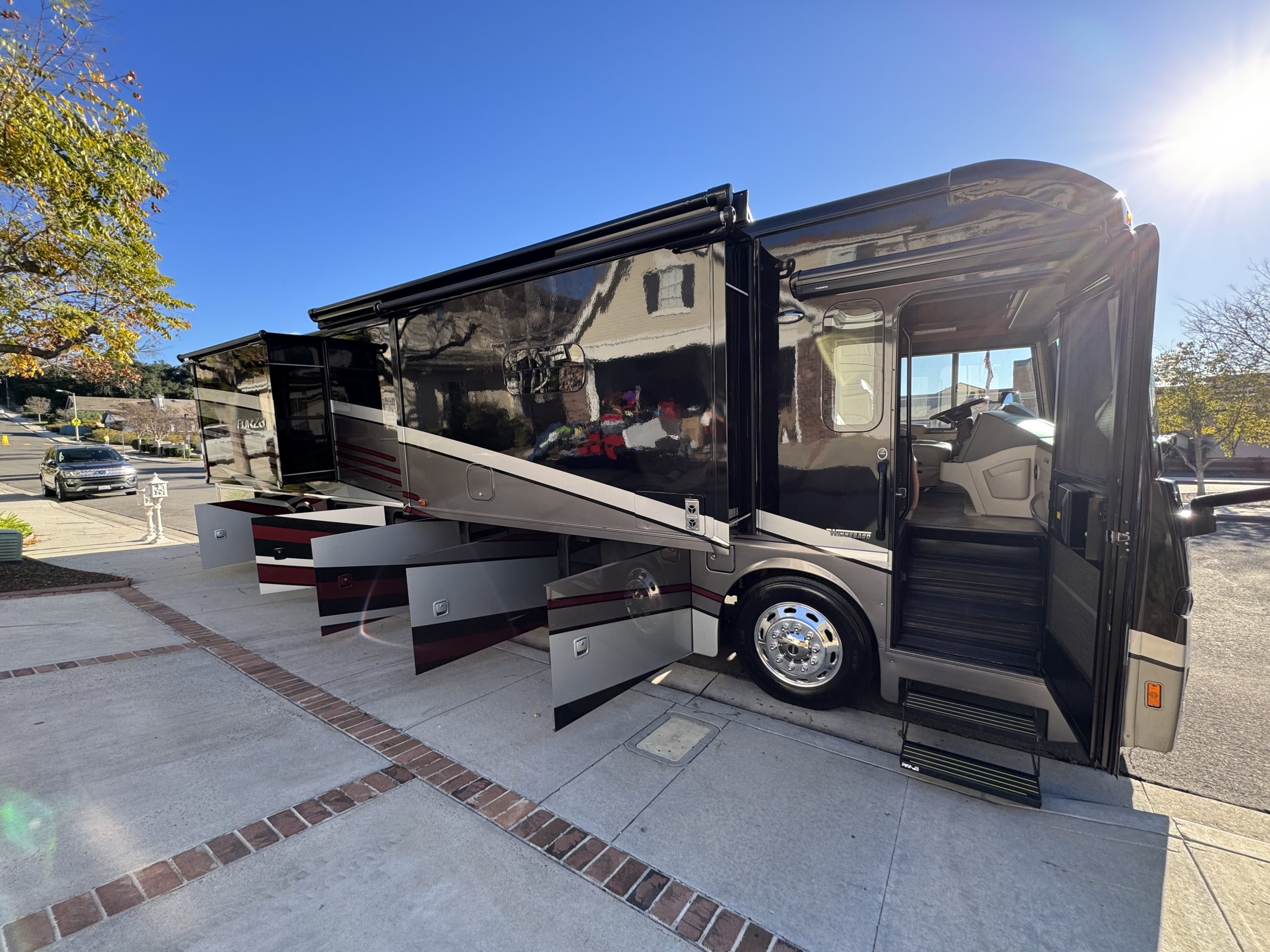 2019 Winnebago Forza 38F 12834 miles Equipped with a Freightliner XCS  Chassis, Cummins-ISB 6.7 340 HP engine, and Allison 2500MH 6-speed…