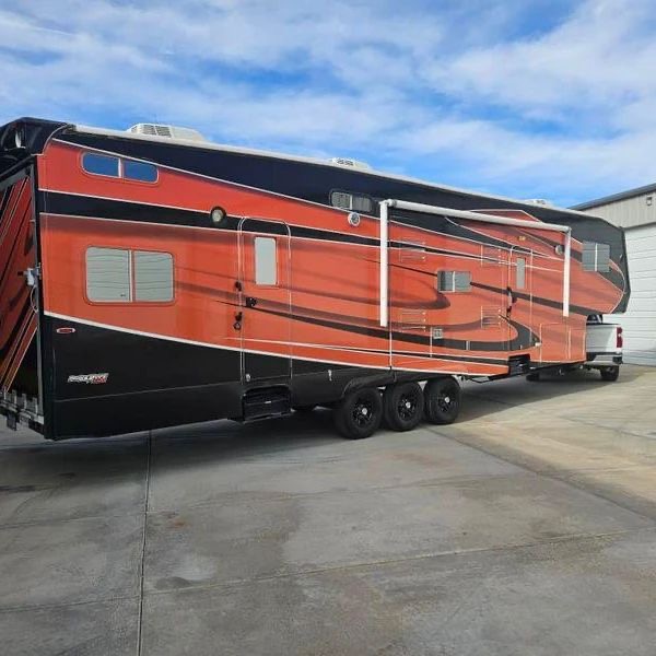 40′ 2011 Attitude 14′ garage Toy Hauler Str8Up Toy Trader