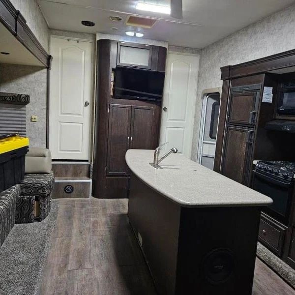 40′ 2011 Attitude 14′ garage Toy Hauler Str8Up Toy Trader