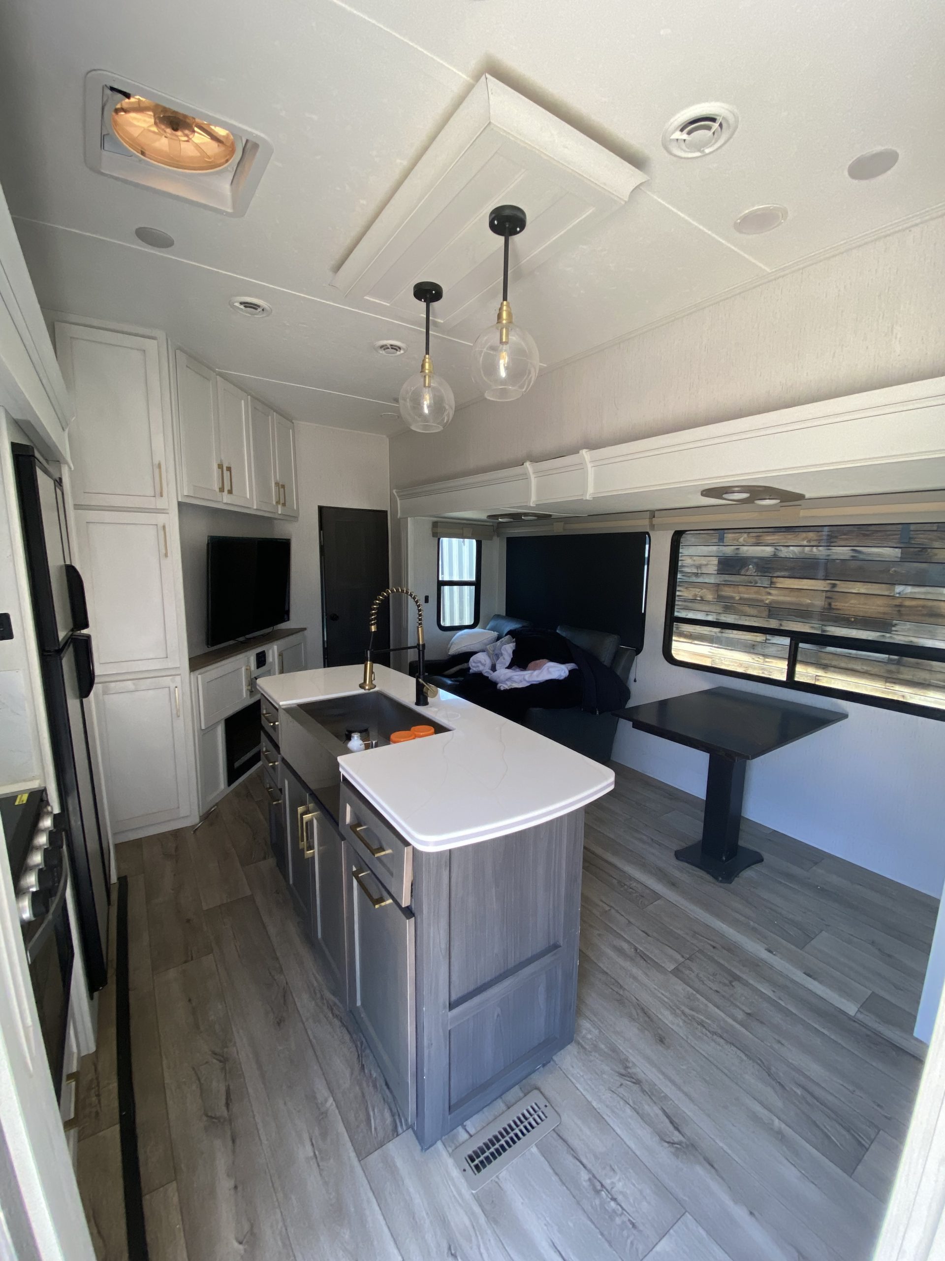 2022 Dutchman Astoria 5th Wheel – Str8Up Toy Trader