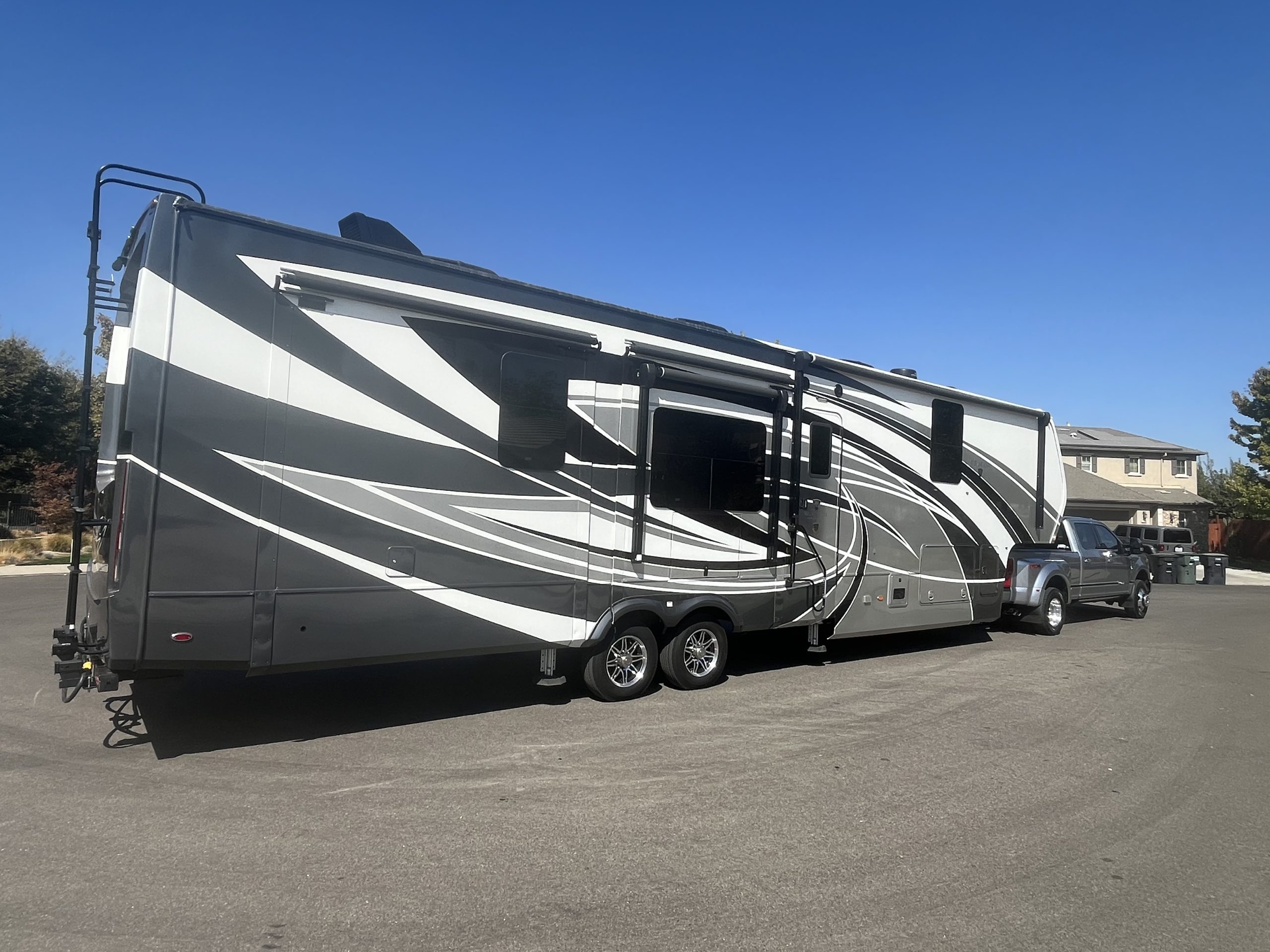 2022 VanLeigh Beacon 41LKB 5th wheel Str8Up Toy Trader