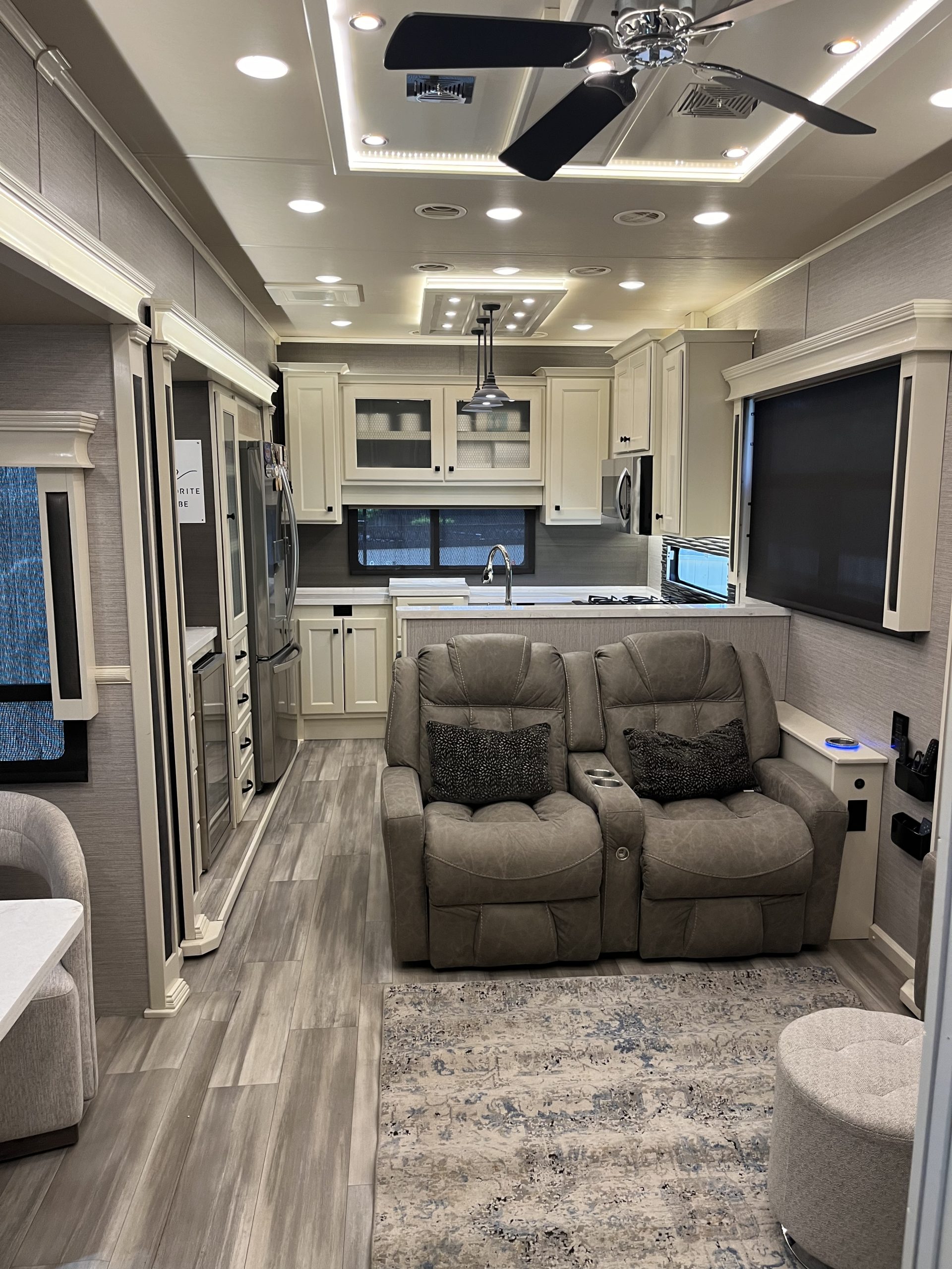 2022 VanLeigh Beacon 41LKB 5th wheel Str8Up Toy Trader