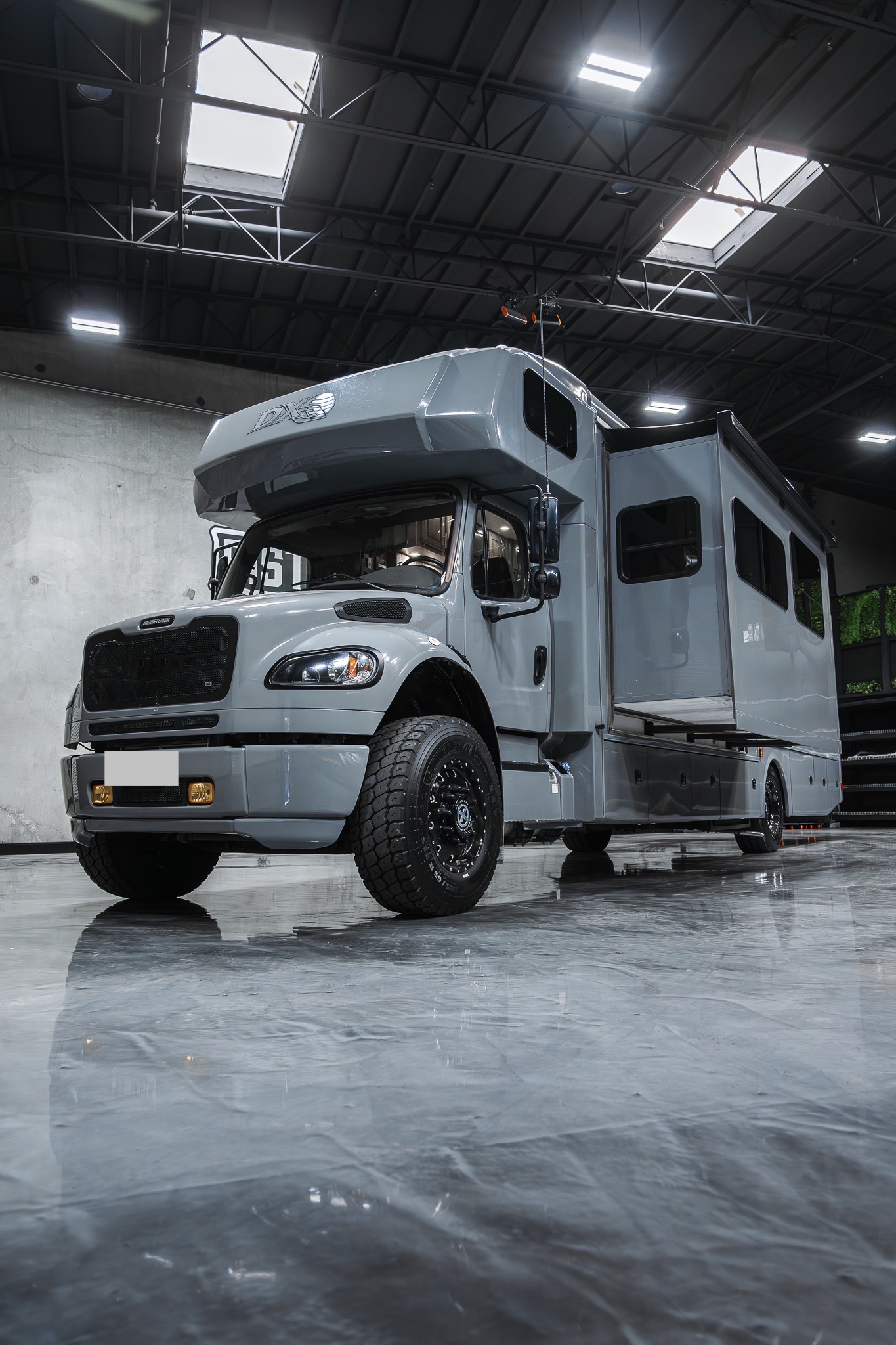 2021 Dynamic DXC37BD powered with a Detroit dd8