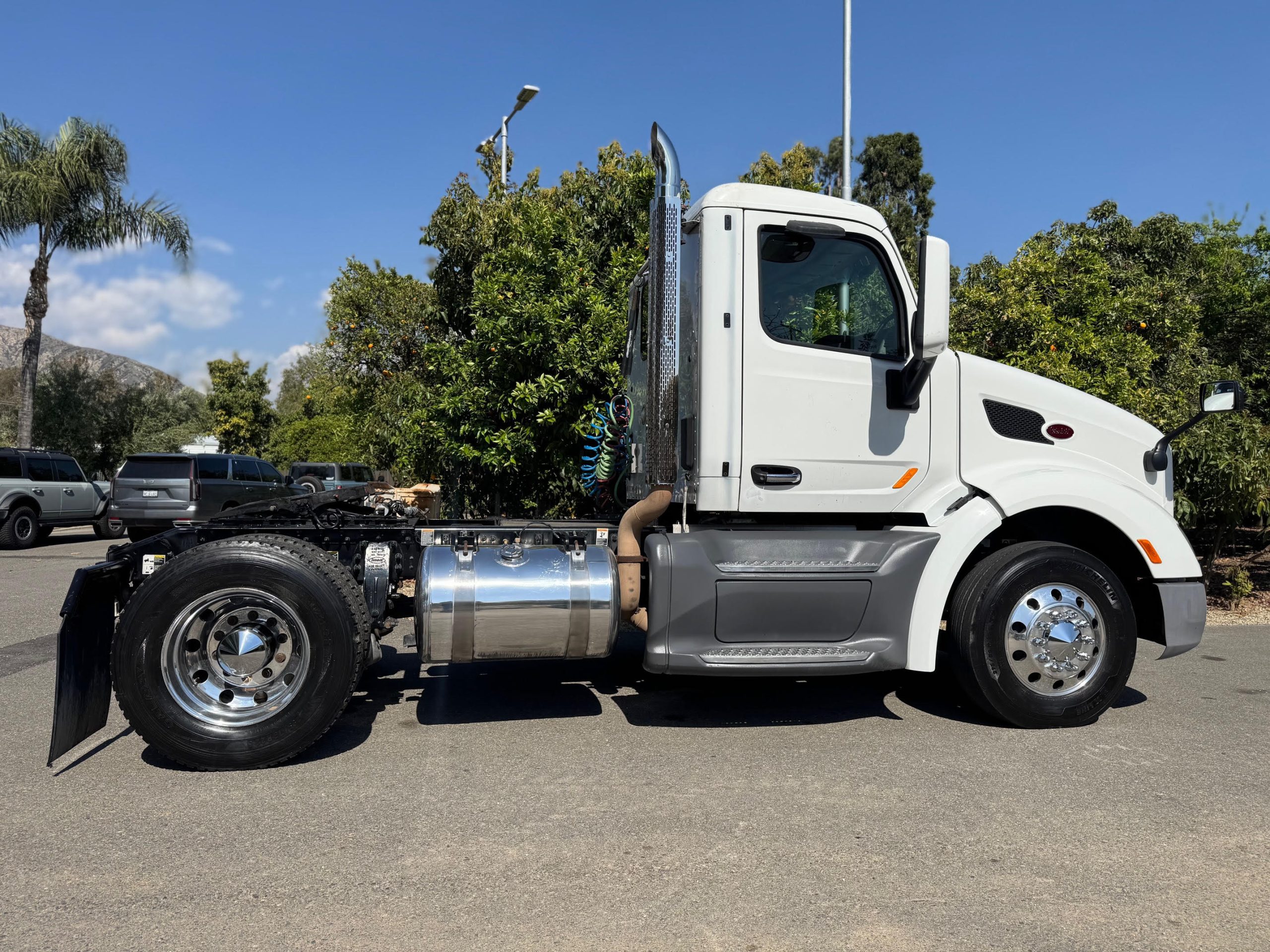 2015 Peterbilt 579 Factory Day Cab
