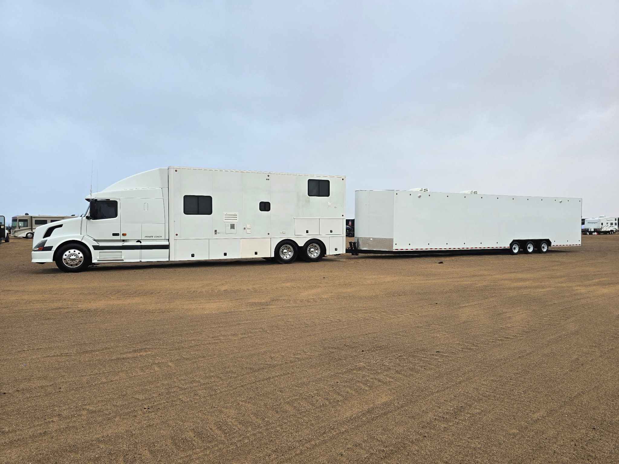 2006 Volvo VNL 40′ Race Toter Super C