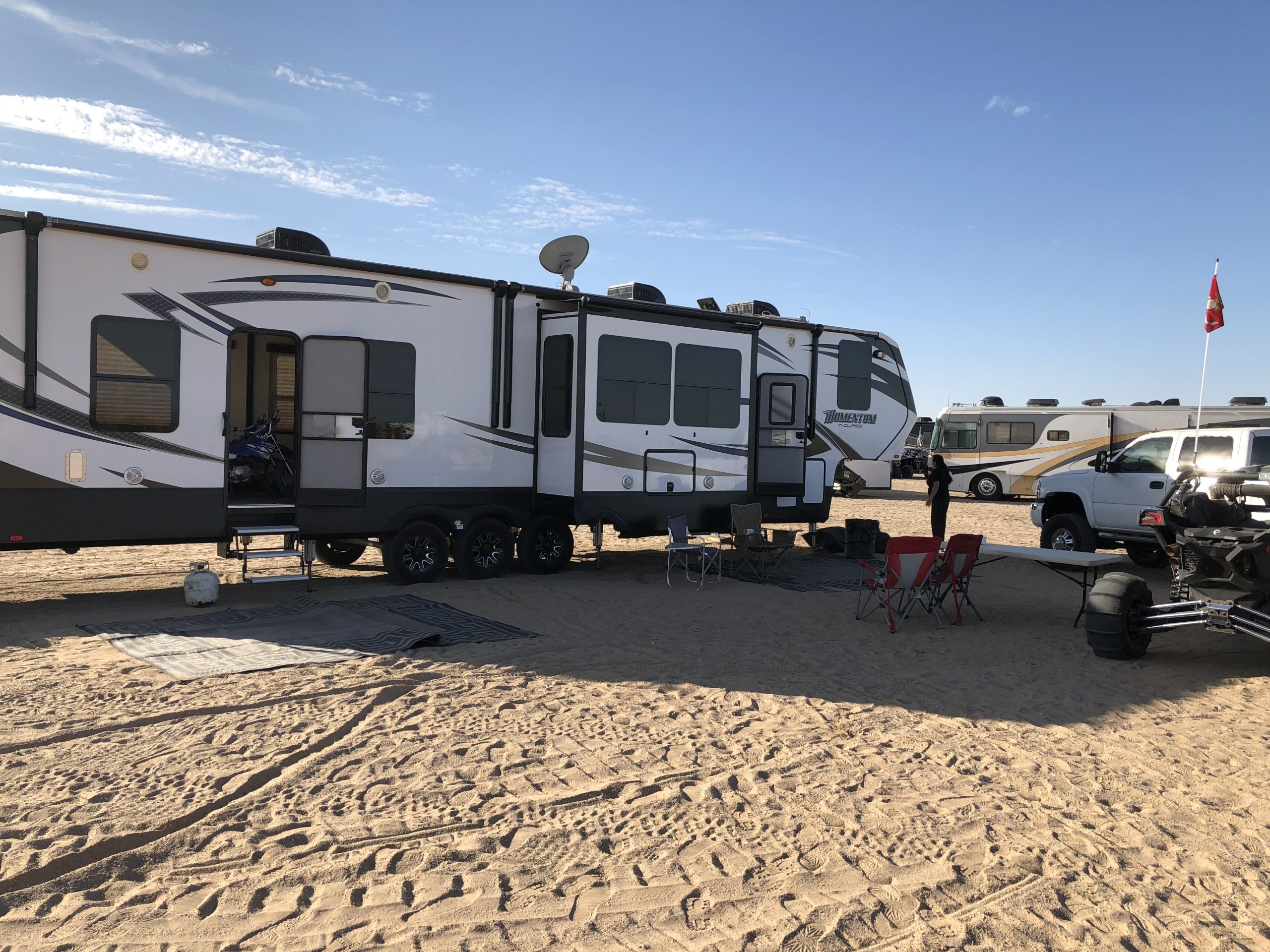 2016 Momentum M-Class 398 Toy hauler 5th Wheel 18ft Garage