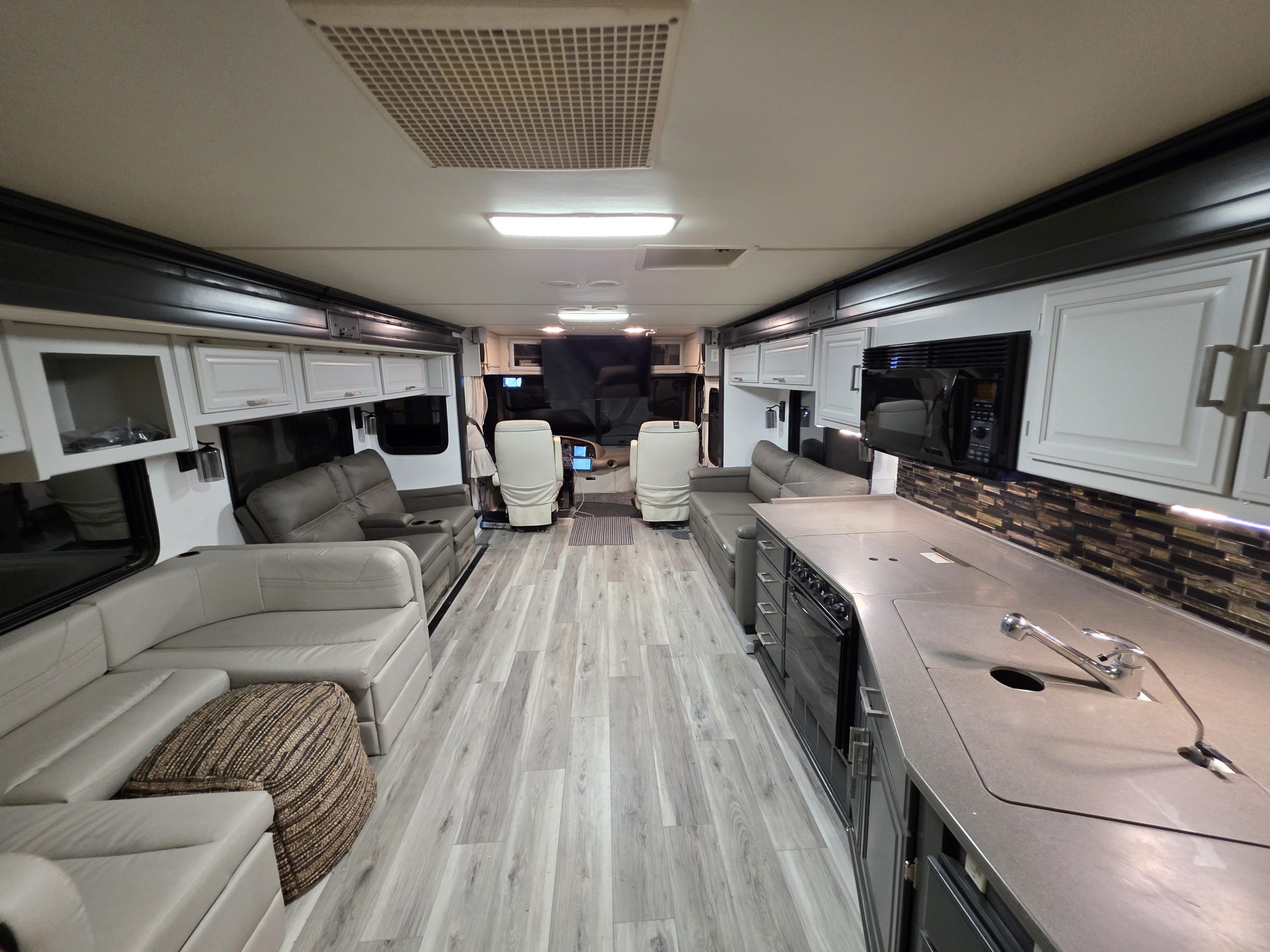 39′ Discovery Diesel Pusher RV – Str8Up Toy Trader