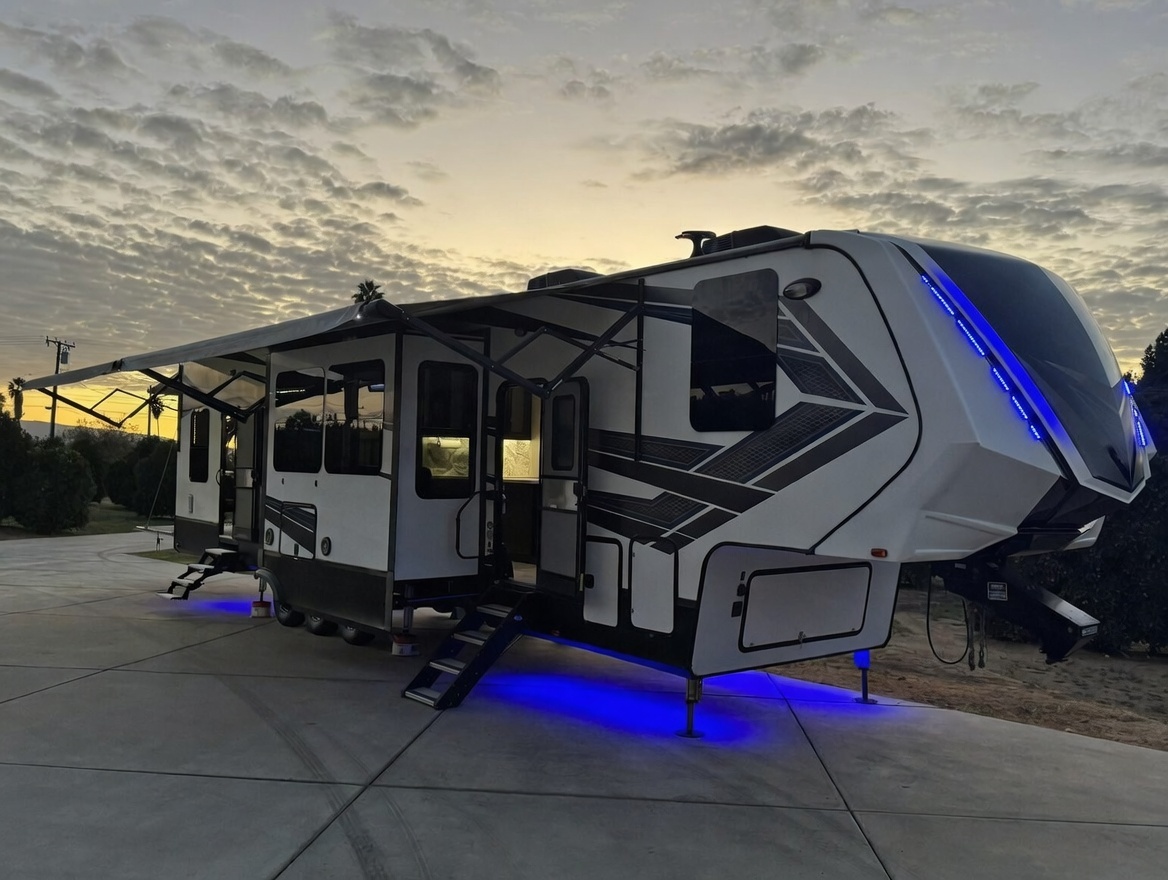 2019 Grand Design Momentum 398M | 18′ Garage*