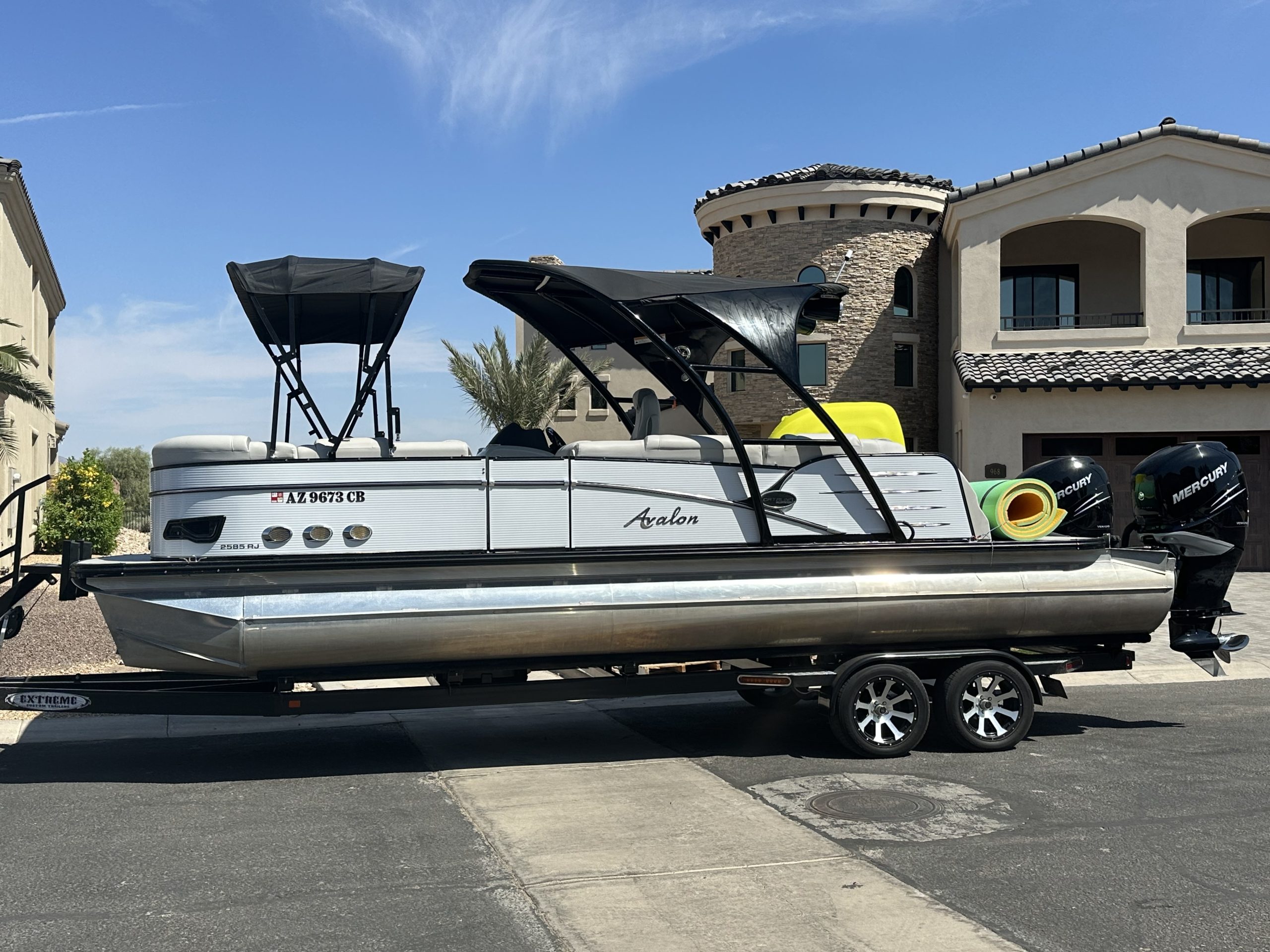 2018 Avalon Catalina Platinum 2585 RJ w Twin Mercury 300’s (142 hours)*