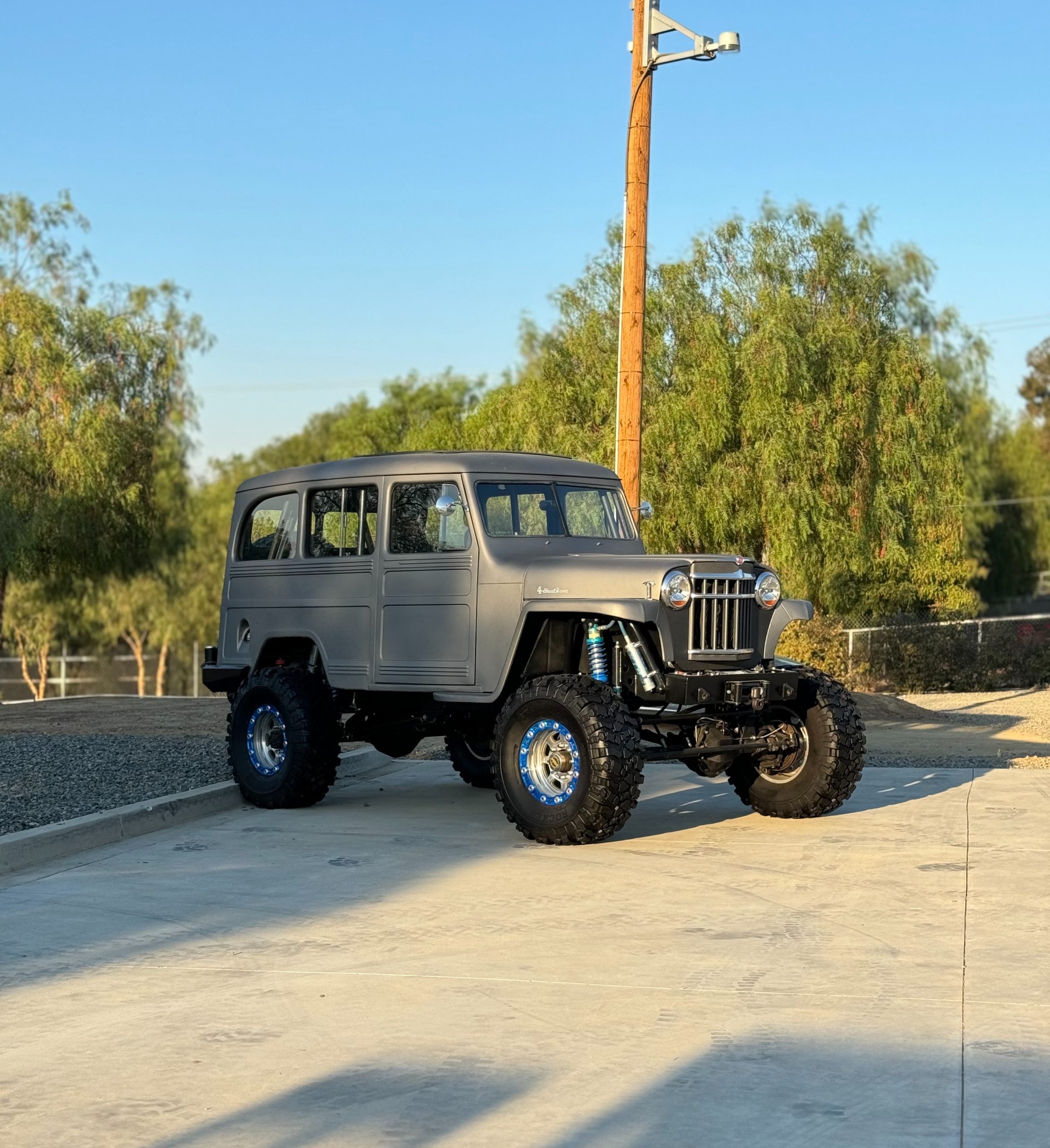 FOR SALE: 1955 Willys Wagon – 383 / 4L80 / Atlas / King / 4-Link – Turnkey Build*