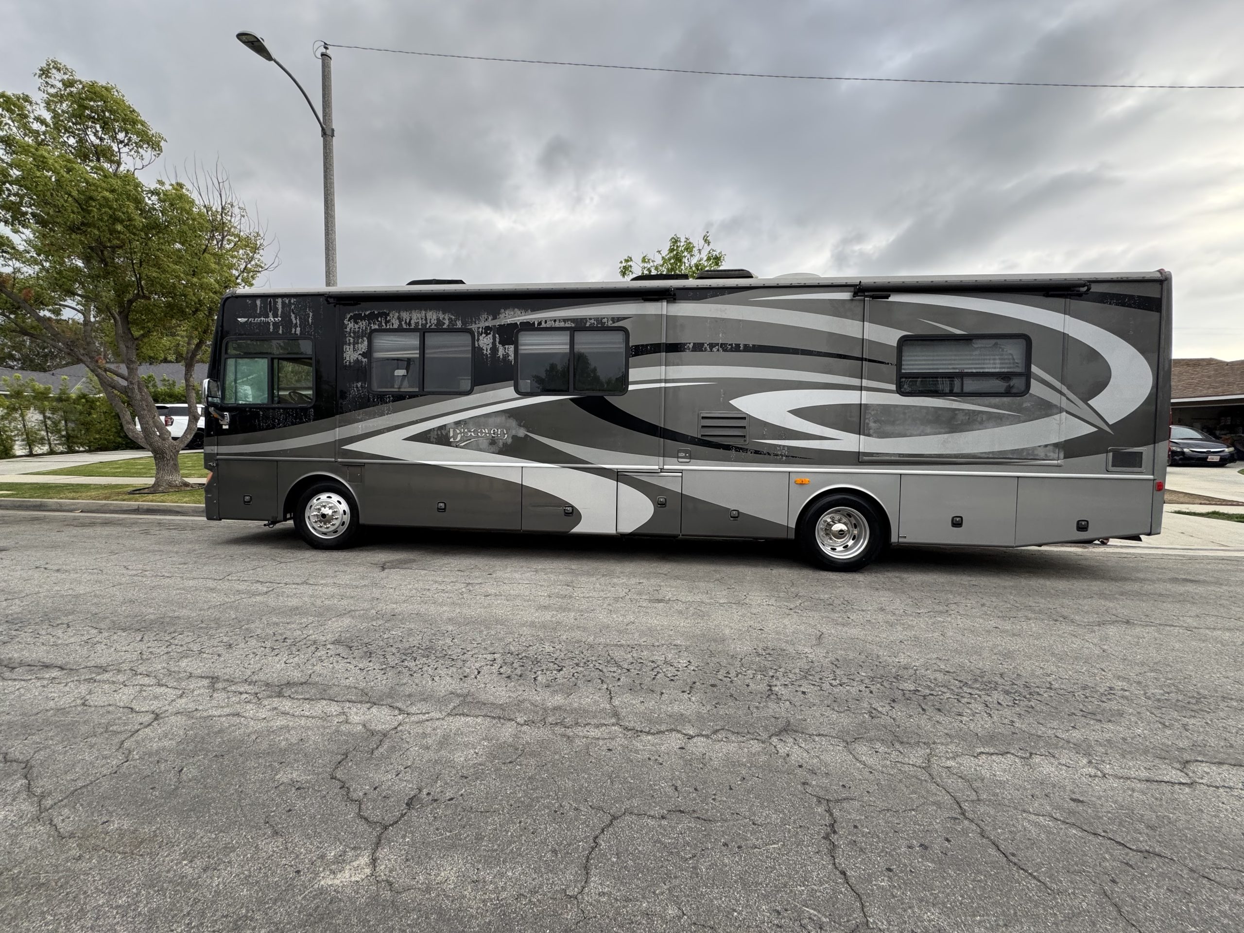 RV Fleetwood Discovery*