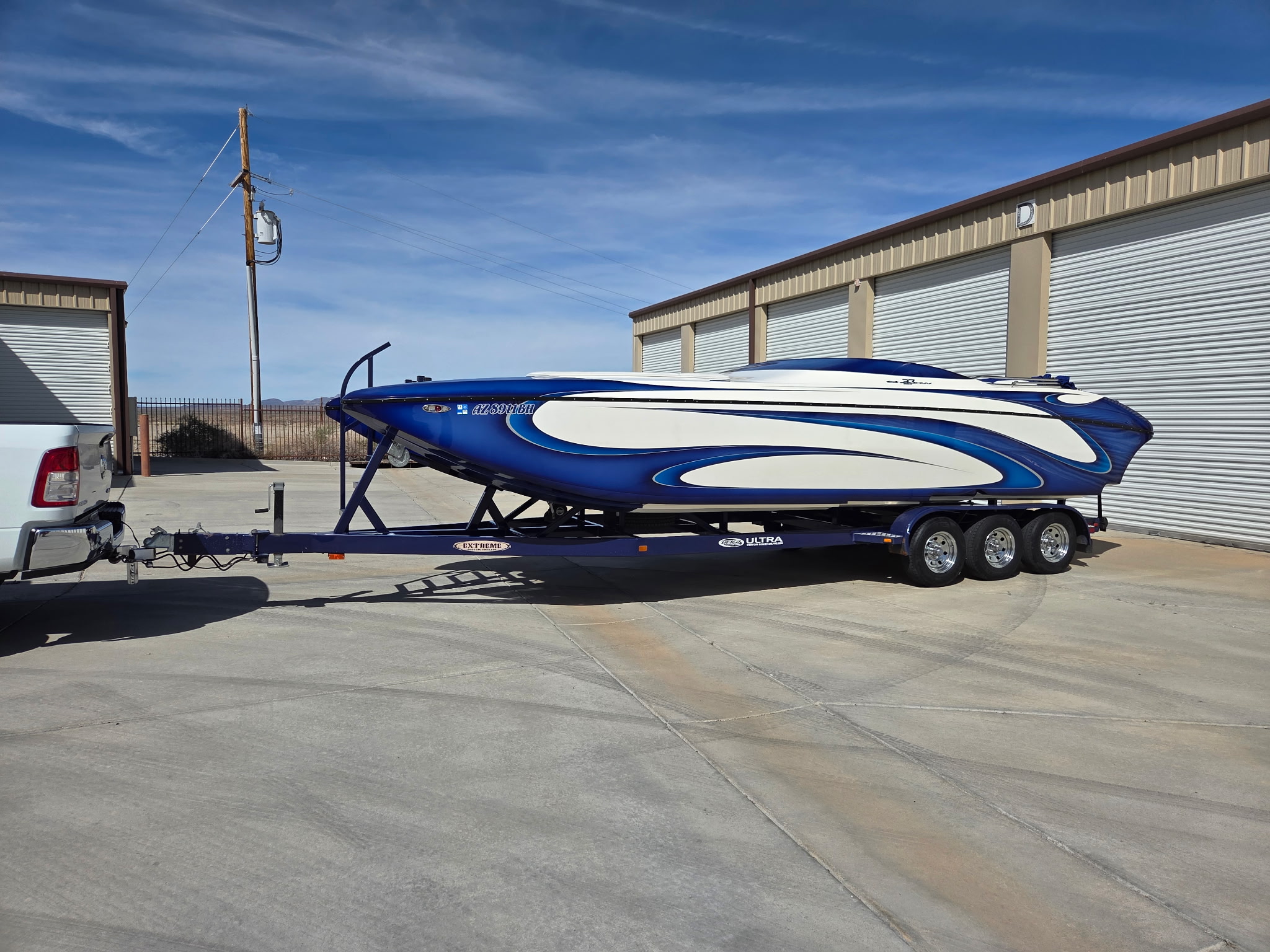 2005 Ultra 27 Shadow- mid cabin/ open bow*