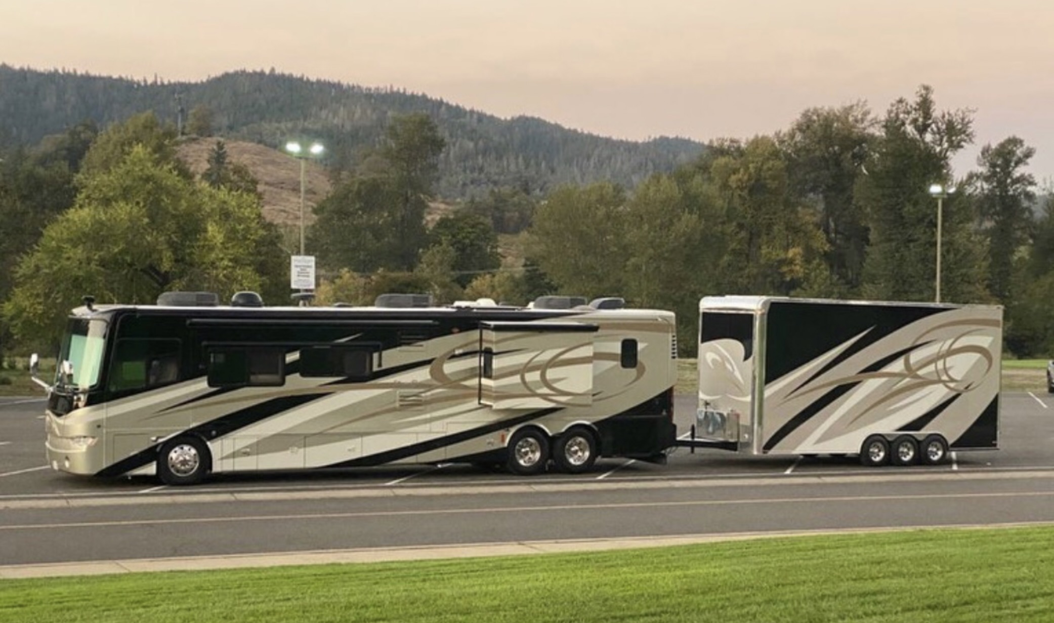 2011 Tiffin Allegro Bus Luxury Diesel Pusher + 24′ Husky Stacker Trailer*